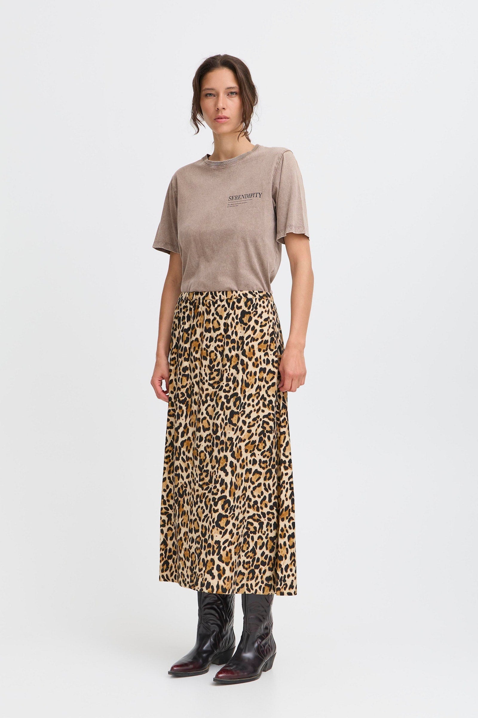 Falda midi animal print con bolsillos y goma en cintura.

Composición: 75% Viscosa, 13% Lino y 12% Poliamida.

Se recomienda lavar a mano o en lavadora hasta 30º. No usar lejía, planchar suavemente del revés hasta 110º y no usar secadora.