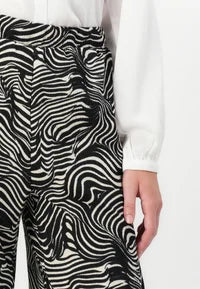 Pantalón ancho, con goma en cintura.

Composición: 99% Poliéster y 1% Elastano.

Se recomienda lavar a mano o en lavadora hasta 30º. No usar lejía, planchar suavemente del revés hasta 110º y no usar secadora.