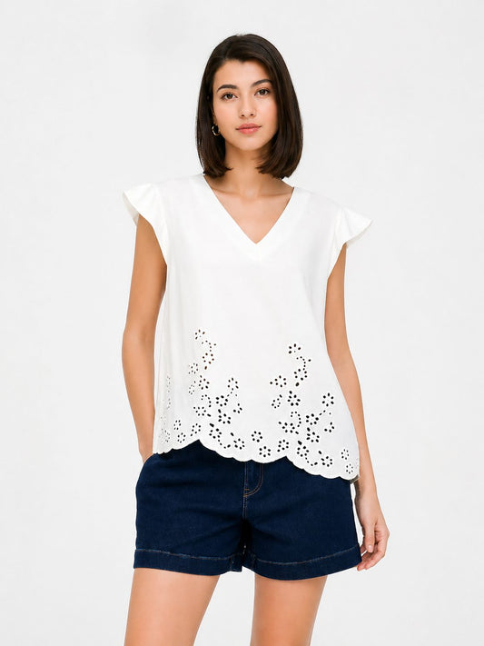 Blusa suelta de cuello en pico con mangas cortas de ligero vuelo. El toque especial lo da el bordado floral en el bajo. Comodidad y estilo en uno.

Composición: 100% algodón.

Se recomienda lavar a mano o en lavadora hasta 30º. No usar lejía, planchar suavemente del revés hasta 110º y no usar secadora.