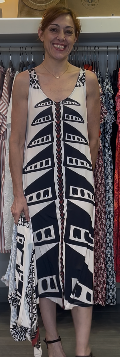 Vestido de tejido agradable que no necesita plancha.

Composición: 95% Poliéster y 5% elastano.

Se recomienda lavar a mano o en lavadora hasta 30º. No usar lejía, planchar suavemente del revés hasta 110º y no usar secadora.