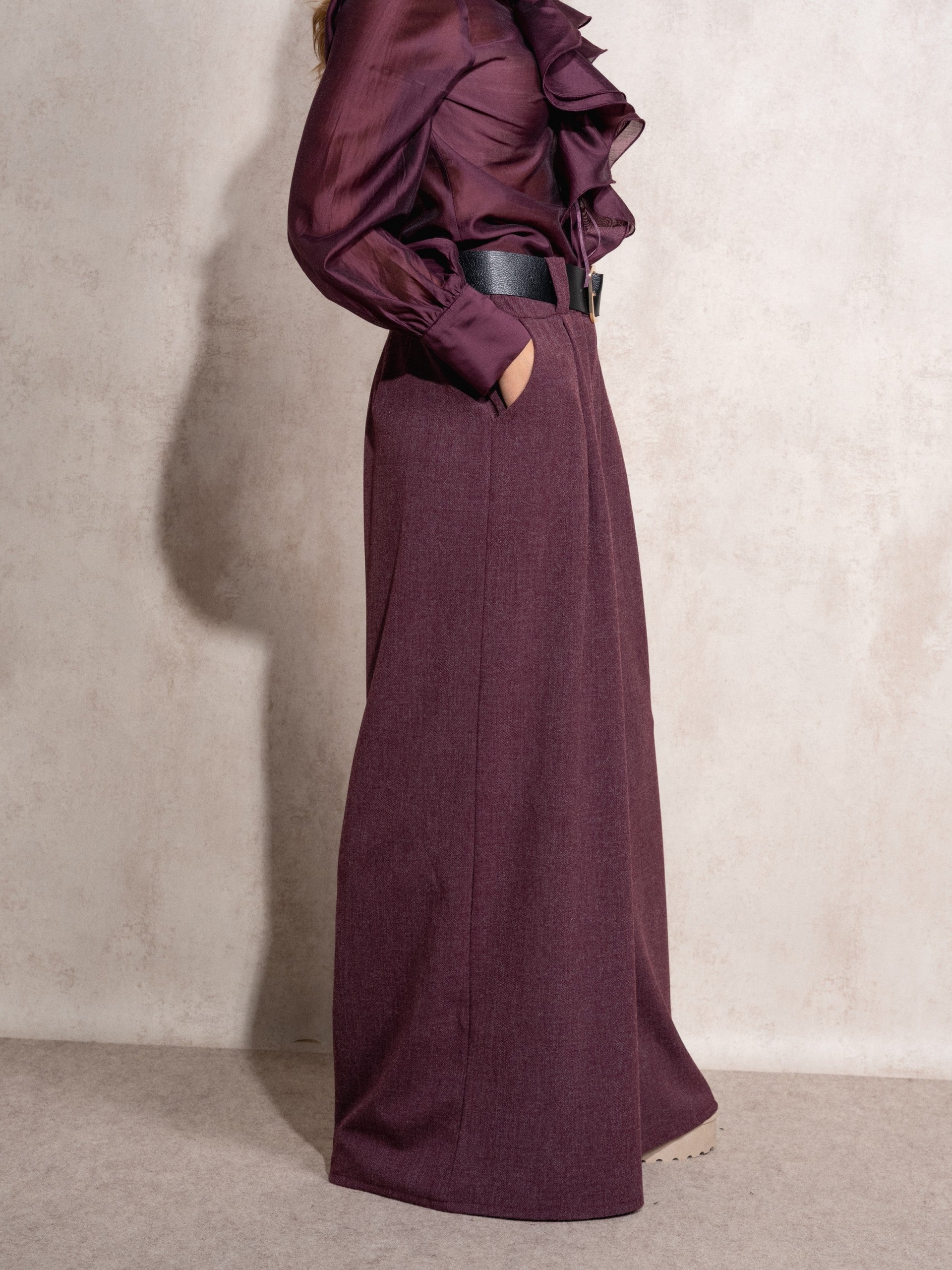 Pantalón de pata ancha, con bolsillos y cinturón incluido.

Composición: 86% Poliéster, 10% Viscosa y 4% Elastano.

Se recomienda lavar a mano o en lavadora hasta 30º. No usar lejía, planchar suavemente del revés hasta 110º y no usar secadora.