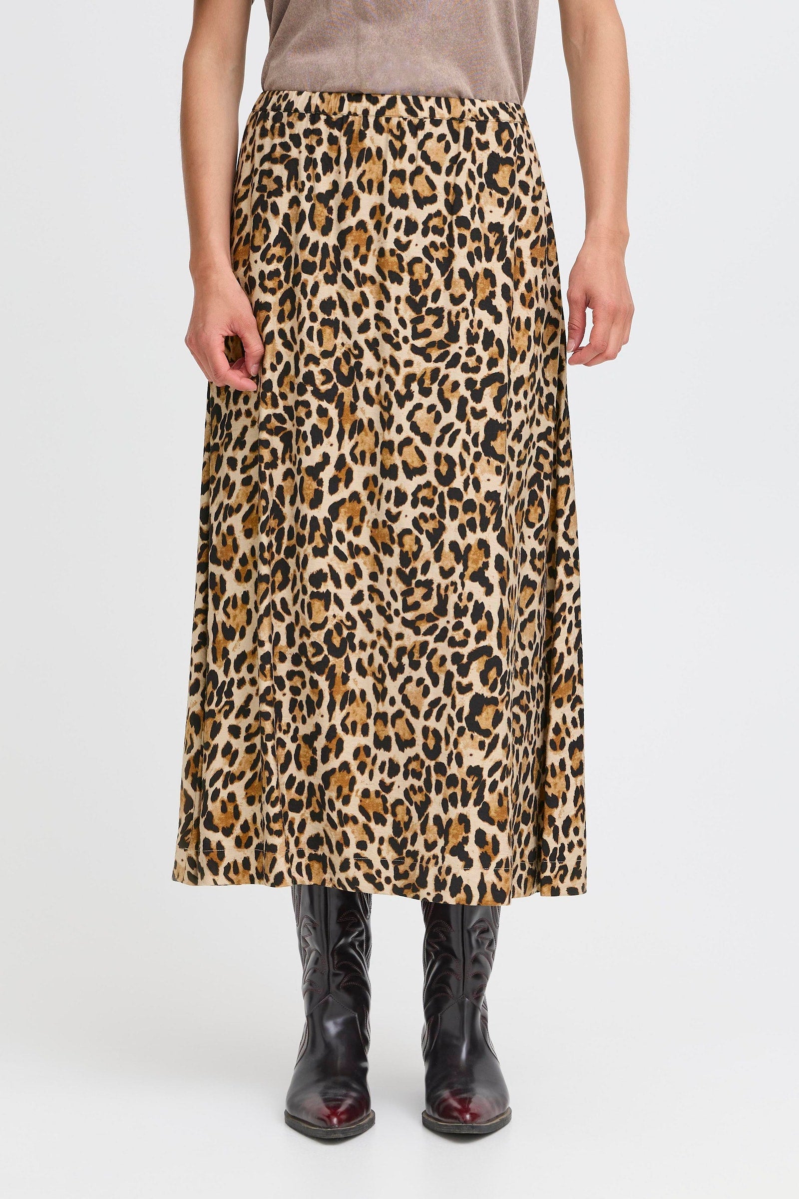 Falda midi animal print con bolsillos y goma en cintura.

Composición: 75% Viscosa, 13% Lino y 12% Poliamida.

Se recomienda lavar a mano o en lavadora hasta 30º. No usar lejía, planchar suavemente del revés hasta 110º y no usar secadora.
