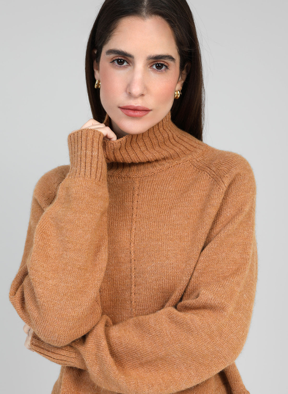 Jersey de cuello alto de tejido suave. Detalle de cordón en frontal.

Composición: 60% acrítico, 30% poliamida, 5% polyester y 5% Alpaca.

Se recomienda lavar a mano o en lavadora hasta 30º. No usar lejía, planchar suavemente del revés hasta 110º y no usar secadora.