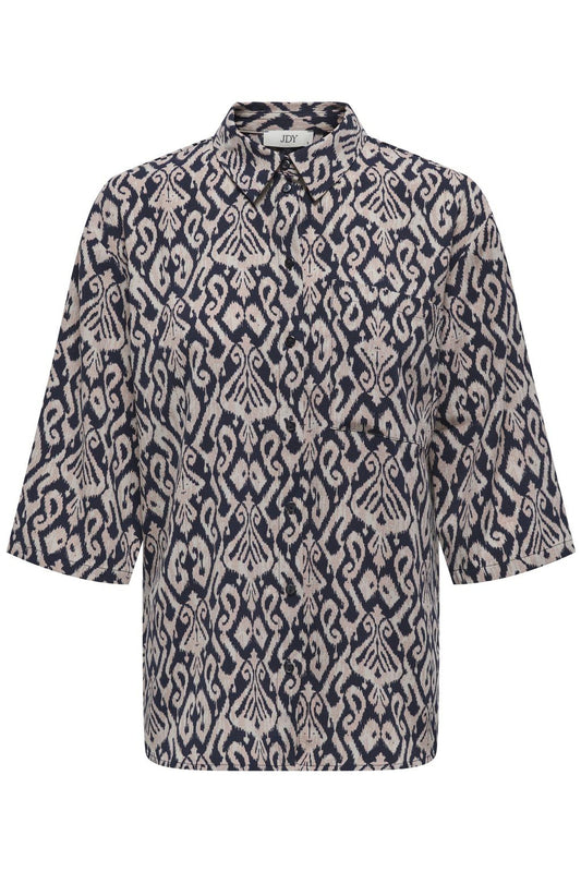 Camisa de manga corta, con cuello, botones y un bolsillo en el pecho.

Composición: 100% Poliéster.

Se recomienda lavar a mano o en lavadora hasta 30º. No usar lejía, planchar suavemente del revés hasta 110º y no usar secadora.