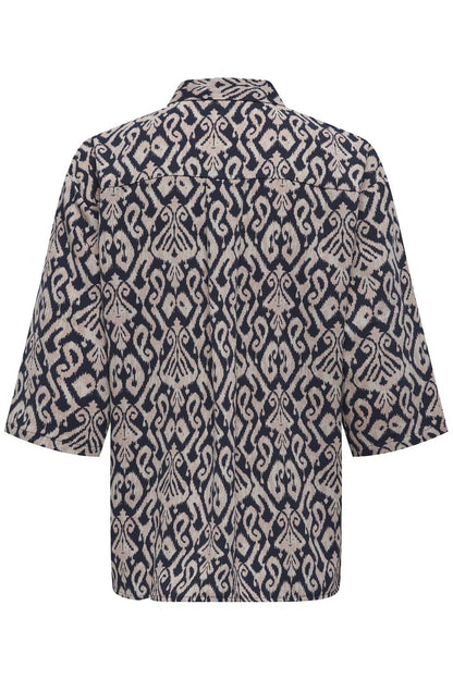 Camisa de manga corta, con cuello, botones y un bolsillo en el pecho.

Composición: 100% Poliéster.

Se recomienda lavar a mano o en lavadora hasta 30º. No usar lejía, planchar suavemente del revés hasta 110º y no usar secadora.