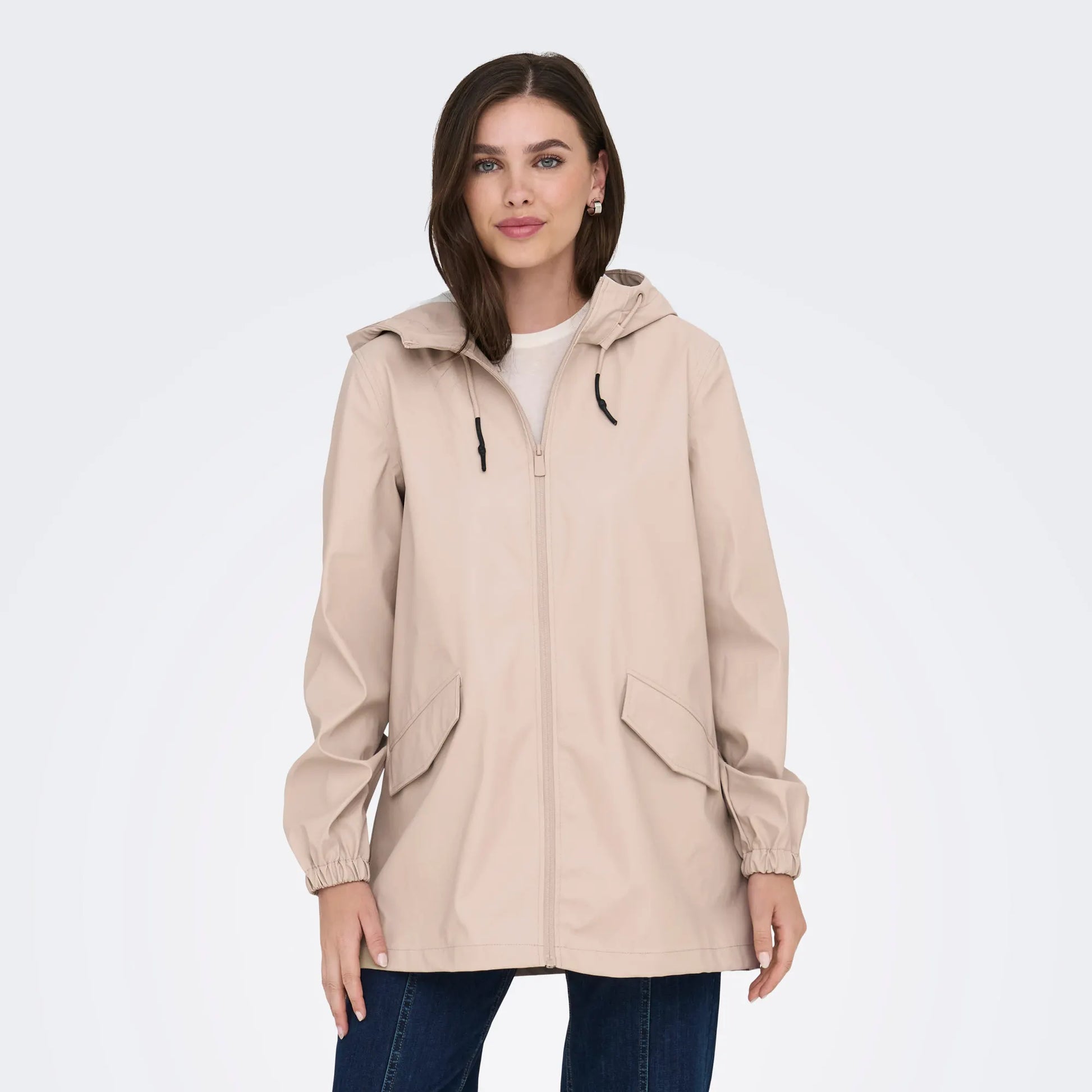 Chubasquero ideal para las lluvias de primavera.

Composición: 100% Poliéster reciclado.

Se recomienda lavar a mano o en lavadora hasta 30º. No usar lejía, planchar suavemente del revés hasta 110º y no usar secadora.