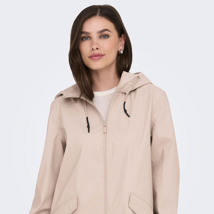 Chubasquero ideal para las lluvias de primavera.

Composición: 100% Poliéster reciclado.

Se recomienda lavar a mano o en lavadora hasta 30º. No usar lejía, planchar suavemente del revés hasta 110º y no usar secadora.