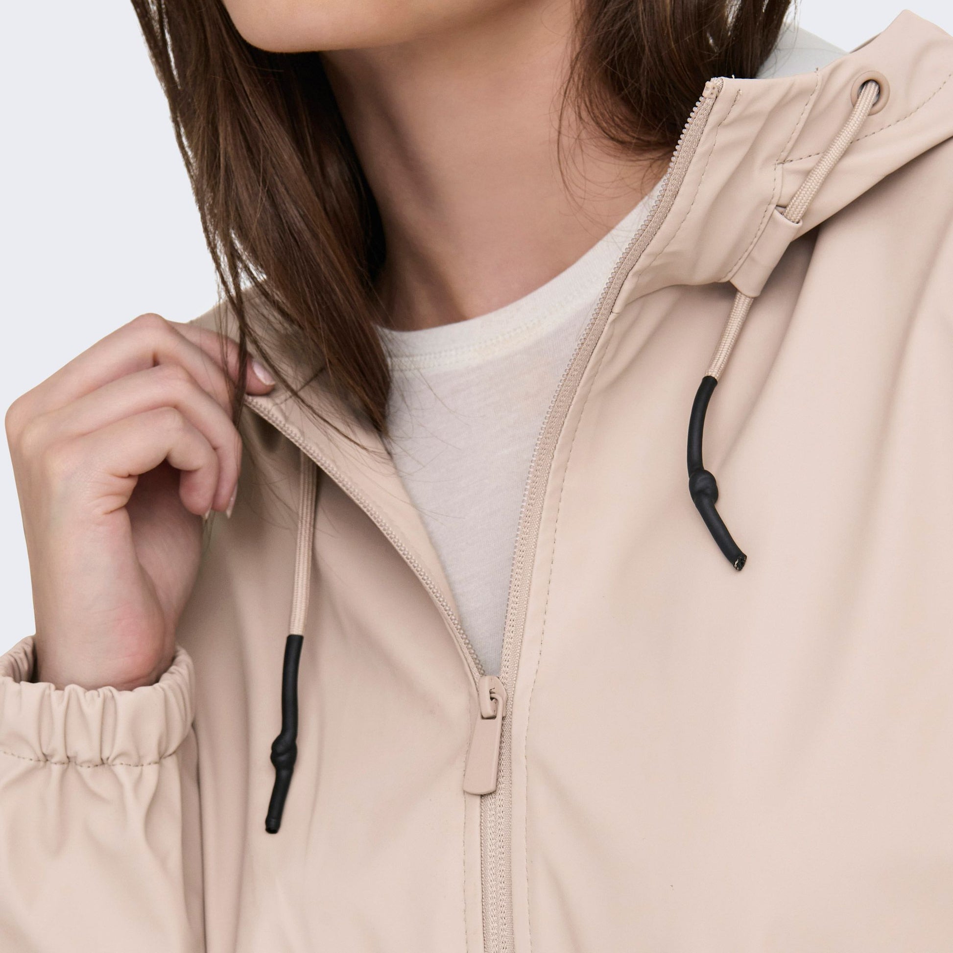 Chubasquero ideal para las lluvias de primavera.

Composición: 100% Poliéster reciclado.

Se recomienda lavar a mano o en lavadora hasta 30º. No usar lejía, planchar suavemente del revés hasta 110º y no usar secadora.