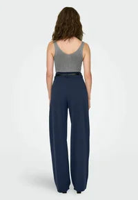Pantalón de corte recto, con bolsillos que se adapta tanto a un look trotero, como al mas estiloso del evento. Cierre mediante cremallera.


Composición: 50% Poliéster reciclado, 45% Poliéster y 5% Elastano.


Se recomienda lavar a mano o en lavadora hasta 30º. No usar lejía, planchar suavemente
del revés hasta 110º y no usar secadora.