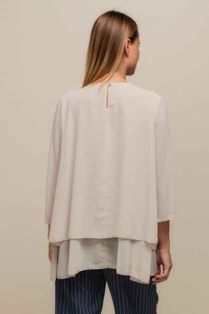 Blusa fluida.

Composición: 100% Poliéster.

Se recomienda lavar a mano o en lavadora hasta 30º. No usar lejía, planchar suavemente del revés hasta 110º y no usar secadora.