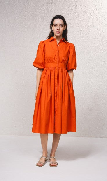 Vestido camisero midi de algodón, cinturilla con volantes, manga corta con vuelo y cierre frontal mediante botones ocultos.

Composición: 100% Algodón.

Se recomienda lavar a mano o en lavadora hasta 30º. No usar lejía, planchar suavemente del revés hasta 110º y no usar secadora.