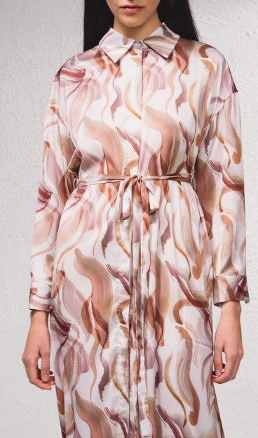 Tejido satinado estampado y fluido. Manga larga con puños y botones. Cuello camisero y cierre con botones delanteros. Cinturón fino para anudar.

Composición: 100% Poliéster.

Se recomienda lavar a mano o en lavadora hasta 30º. No usar lejía, planchar suavemente del revés hasta 110º y no usar secadora.