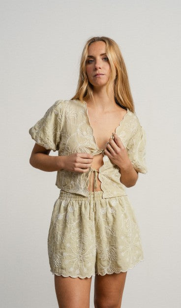 Blusa bordada con mangas globo. Puedes llevarla abierta y utilizarla como una sobrecamisa.

Composición: 71%Rayón, 25% Poliamida y 4% Lino.

Se recomienda lavar a mano o en lavadora hasta 30º. No usar lejía, planchar suavemente del revés hasta 110º y no usar secadora.