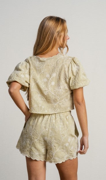 Blusa bordada con mangas globo. Puedes llevarla abierta y utilizarla como una sobrecamisa.

Composición: 71%Rayón, 25% Poliamida y 4% Lino.

Se recomienda lavar a mano o en lavadora hasta 30º. No usar lejía, planchar suavemente del revés hasta 110º y no usar secadora.