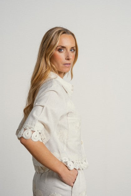 Camisa de corte clásico en tejido ligero con bordados y apliques calados. Cierre frontal con botones decorativos y bolsillos de parche. Ideal para utilizarlo como chaqueta.

Composición: 70% Viscosa y 30% Lino.

Se recomienda lavar a mano o en lavadora hasta 30º. No usar lejía, planchar suavemente del revés hasta 110º y no usar secadora.