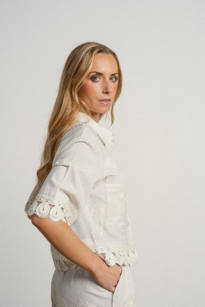 Camisa de corte clásico en tejido ligero con bordados y apliques calados. Cierre frontal con botones decorativos y bolsillos de parche. Ideal para utilizarlo como chaqueta.

Composición: 70% Viscosa y 30% Lino.

Se recomienda lavar a mano o en lavadora hasta 30º. No usar lejía, planchar suavemente del revés hasta 110º y no usar secadora.