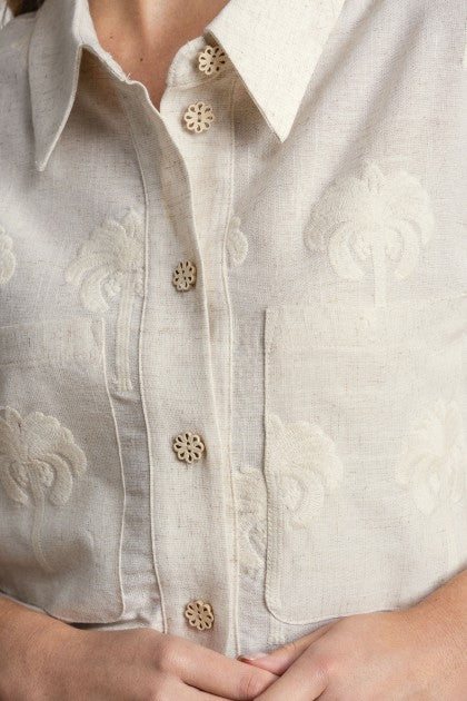 Camisa de corte clásico en tejido ligero con bordados y apliques calados. Cierre frontal con botones decorativos y bolsillos de parche. Ideal para utilizarlo como chaqueta.

Composición: 70% Viscosa y 30% Lino.

Se recomienda lavar a mano o en lavadora hasta 30º. No usar lejía, planchar suavemente del revés hasta 110º y no usar secadora.