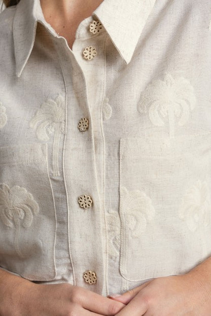 Camisa de corte clásico en tejido ligero con bordados y apliques calados. Cierre frontal con botones decorativos y bolsillos de parche. Ideal para utilizarlo como chaqueta.

Composición: 70% Viscosa y 30% Lino.

Se recomienda lavar a mano o en lavadora hasta 30º. No usar lejía, planchar suavemente del revés hasta 110º y no usar secadora.