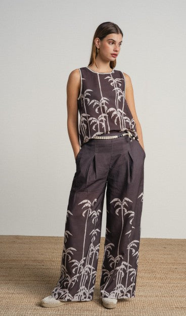 Pantalones de pierna ancha, en tejido ligero con estampado tropical en contraste.&nbsp;

Composición: 100% Poliéster.

Se recomienda lavar a mano o en lavadora hasta 30º. No usar lejía, planchar suavemente del revés hasta 110º y no usar secadora.