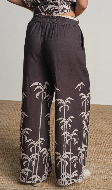 Pantalones de pierna ancha, en tejido ligero con estampado tropical en contraste.&nbsp;

Composición: 100% Poliéster.

Se recomienda lavar a mano o en lavadora hasta 30º. No usar lejía, planchar suavemente del revés hasta 110º y no usar secadora.