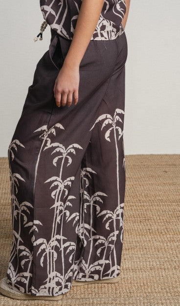 Pantalones de pierna ancha, en tejido ligero con estampado tropical en contraste.&nbsp;

Composición: 100% Poliéster.

Se recomienda lavar a mano o en lavadora hasta 30º. No usar lejía, planchar suavemente del revés hasta 110º y no usar secadora.