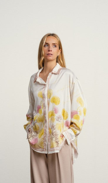 Camisa larga con estampado floral alegre y muy original. también puedes llevarla abierta y utilizarla como una sobrecamisa.

Composición: 100% Poliéster.

Se recomienda lavar a mano o en lavadora hasta 30º. No usar lejía, planchar suavemente del revés hasta 110º y no usar secadora.