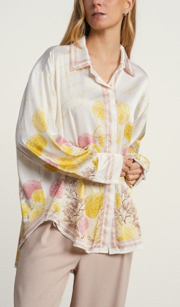 Camisa larga con estampado floral alegre y muy original. también puedes llevarla abierta y utilizarla como una sobrecamisa.

Composición: 100% Poliéster.

Se recomienda lavar a mano o en lavadora hasta 30º. No usar lejía, planchar suavemente del revés hasta 110º y no usar secadora.