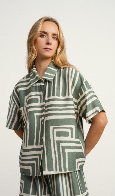 Camisa holgada de tejido ligero, con estampado geométrico en contraste. Presenta cuello clásico y cierre de botones en la parte delantera.

Composición: 100% Viscosa.

Se recomienda lavar a mano o en lavadora hasta 30º. No usar lejía, planchar suavemente del revés hasta 110º y no usar secadora.
