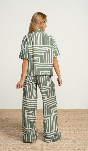 Pantalones fluidos de tejido ligero con estampado geométrico en contraste. cintura de tiro medio y corte relajado.