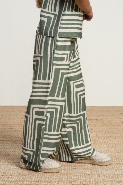 Pantalones fluidos de tejido ligero con estampado geométrico en contraste. cintura de tiro medio y corte relajado.