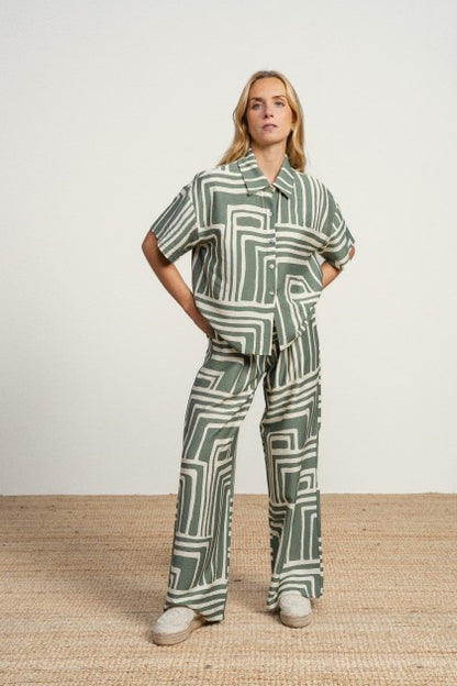 Pantalones fluidos de tejido ligero con estampado geométrico en contraste. cintura de tiro medio y corte relajado.