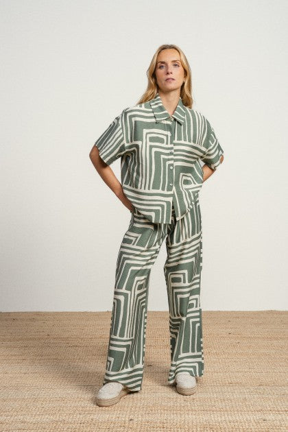 Pantalones fluidos de tejido ligero con estampado geométrico en contraste. cintura de tiro medio y corte relajado.