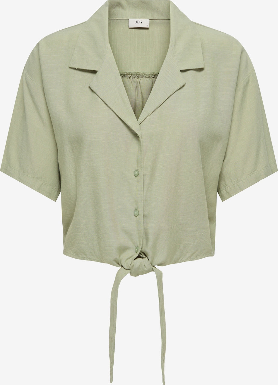 Camisa de manga corta y cuello de solapa, con lazo en cintura.

Composición: 90% Viscosa y 10% Lino.

Se recomienda lavar a mano o en lavadora hasta 30º. No usar lejía, planchar suavemente del revés hasta 110º y no usar secadora.