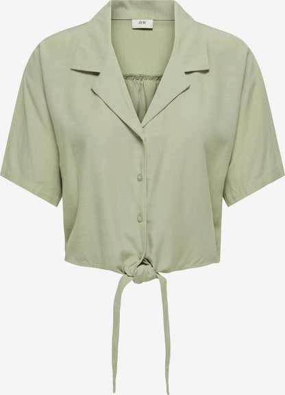 Camisa de manga corta y cuello de solapa, con lazo en cintura.

Composición: 90% Viscosa y 10% Lino.

Se recomienda lavar a mano o en lavadora hasta 30º. No usar lejía, planchar suavemente del revés hasta 110º y no usar secadora.