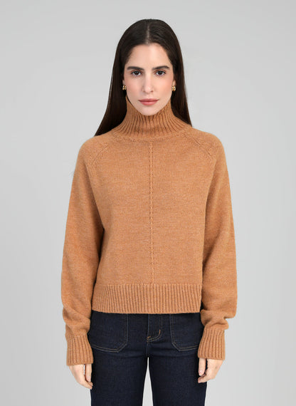 Jersey de cuello alto de tejido suave. Detalle de cordón en frontal.

Composición: 60% acrítico, 30% poliamida, 5% polyester y 5% Alpaca.

Se recomienda lavar a mano o en lavadora hasta 30º. No usar lejía, planchar suavemente del revés hasta 110º y no usar secadora.