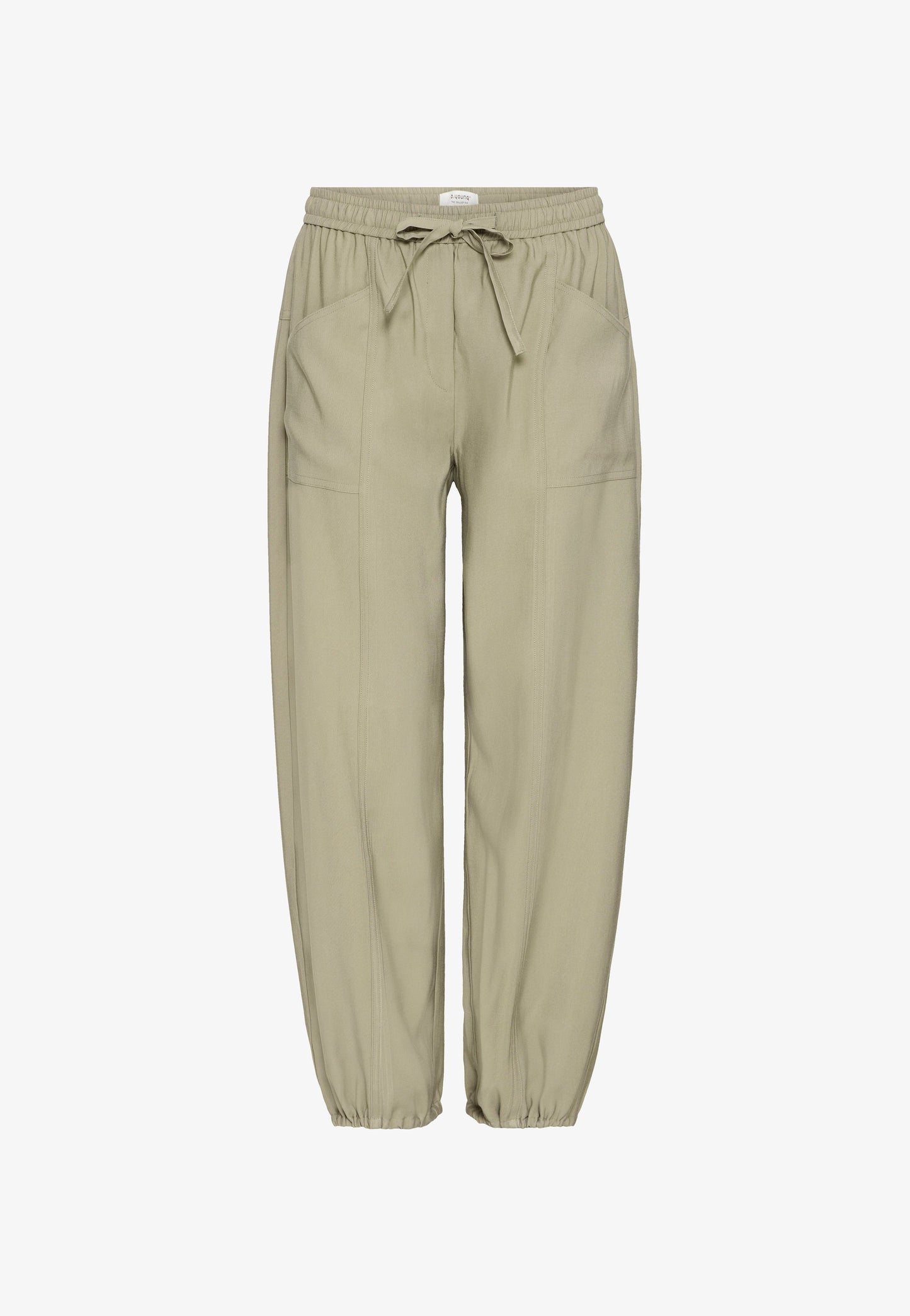 Pantalón muy cómodo con detalle de cordón en bajo para ajustarlo al tobillo.

En Atipyca Moda, tienda de ropa de mujer en Logroño, seleccionamos cuidadosamente marcas como B Young, apostando por prendas de calidad, estilo y comodidad. Este pantalón B Young es perfecto para mujeres que buscan moda actual sin renunciar al confort.

Composición: 93% Viscosa y 7% Poliéster.

Se recomienda lavar a mano o en lavadora hasta 30º. No usar lejía, planchar suavemente del revés hasta 110º y no usar secadora.