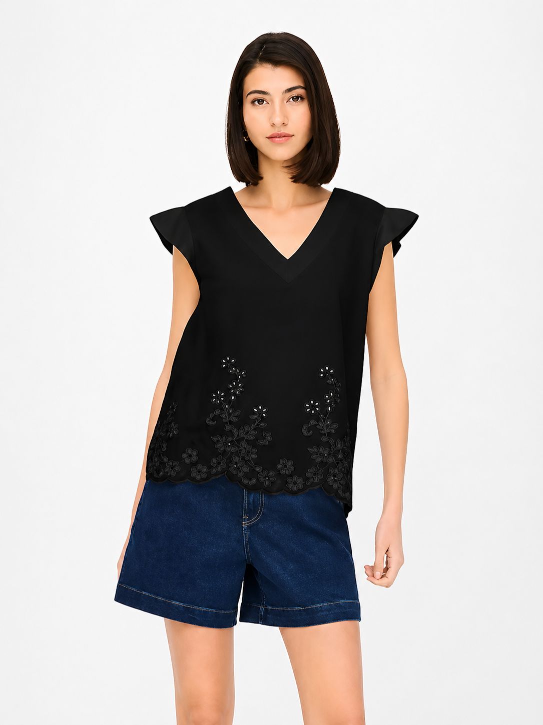 Blusa suelta de cuello en pico con mangas cortas de ligero vuelo. El toque especial lo da el bordado floral en el bajo. Comodidad y estilo en uno.

Composición: 100% algodón.

Se recomienda lavar a mano o en lavadora hasta 30º. No usar lejía, planchar suavemente del revés hasta 110º y no usar secadora.