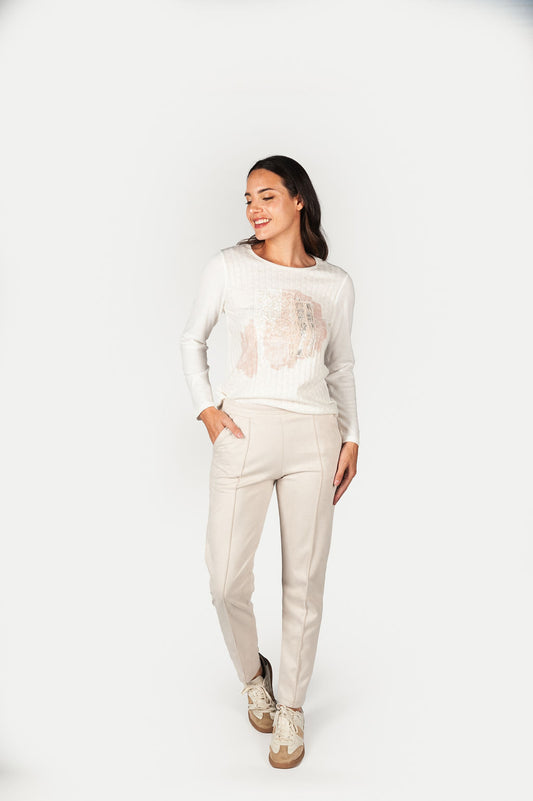 Pantalón ancho, con goma en cintura y bolsillos. Tejido aterciopelado muy agradable.

Composición: 95% Poliéster y 5% Elastano.

Se recomienda lavar a mano o en lavadora hasta 30º. No usar lejía, planchar suavemente del revés hasta 110º y no usar secadora.