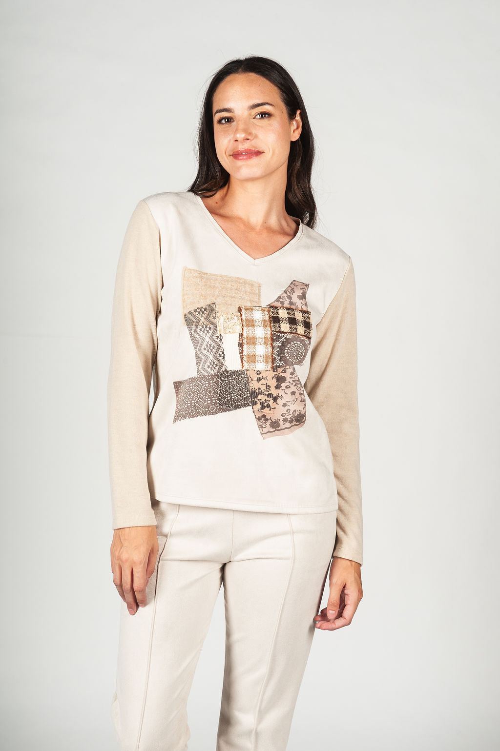 Jersey fino, casi camiseta, con detalle de estampado en frontal y mangas haciendo contraste.

Composición: 83% Poliéster, 13% Rayón y 4% Elastano.

Se recomienda lavar a mano o en lavadora hasta 30º. No usar lejía, planchar suavemente del revés hasta 110º y no usar secadora.