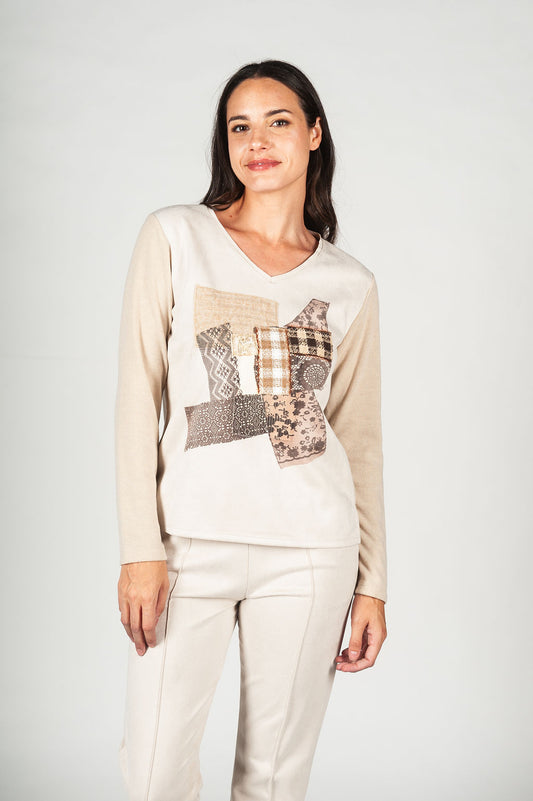 Jersey fino, casi camiseta, con detalle de estampado en frontal y mangas haciendo contraste.

Composición: 83% Poliéster, 13% Rayón y 4% Elastano.

Se recomienda lavar a mano o en lavadora hasta 30º. No usar lejía, planchar suavemente del revés hasta 110º y no usar secadora.