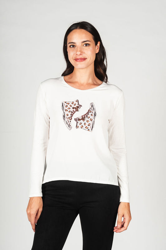 Camiseta de manga larga, con dibujo de zapatillas en frontal y cordones haciendo relieve.

Composición: 55% Viscosa, 40% Poliéster y 5% Elastano.

Se recomienda lavar a mano o en lavadora hasta 30º. No usar lejía, planchar suavemente del revés hasta 110º y no usar secadora.