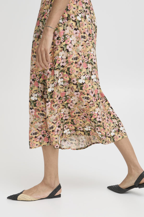Falda midi, con goma en parte trasera de la cintura y abertura delantera.

Composición; 100% Viscosa (LENZING™ ECOVERO™).

Se recomienda lavar a mano o en lavadora hasta 30º. No usar lejía, planchar suavemente del revés hasta 110º y no usar secadora.