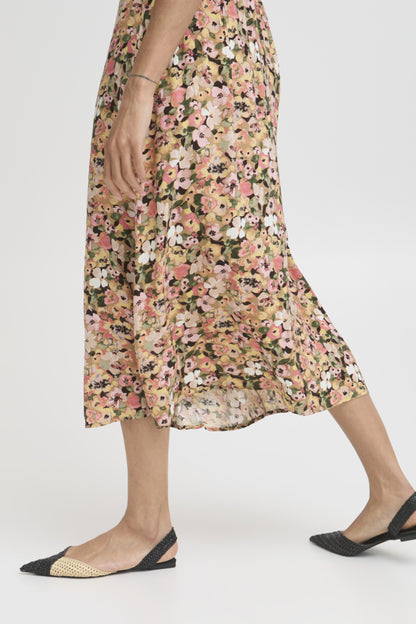 Falda midi, con goma en parte trasera de la cintura y abertura delantera.

Composición; 100% Viscosa (LENZING™ ECOVERO™).

Se recomienda lavar a mano o en lavadora hasta 30º. No usar lejía, planchar suavemente del revés hasta 110º y no usar secadora.