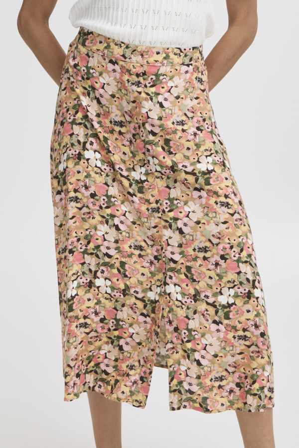 Falda midi, con goma en parte trasera de la cintura y abertura delantera.

Composición; 100% Viscosa (LENZING™ ECOVERO™).

Se recomienda lavar a mano o en lavadora hasta 30º. No usar lejía, planchar suavemente del revés hasta 110º y no usar secadora.