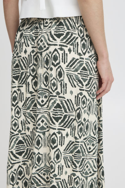 Falda midi, con goma en parte trasera de la cintura y abertura delantera.

Composición; 100% Viscosa (LENZING™ ECOVERO™).

Se recomienda lavar a mano o en lavadora hasta 30º. No usar lejía, planchar suavemente del revés hasta 110º y no usar secadora.