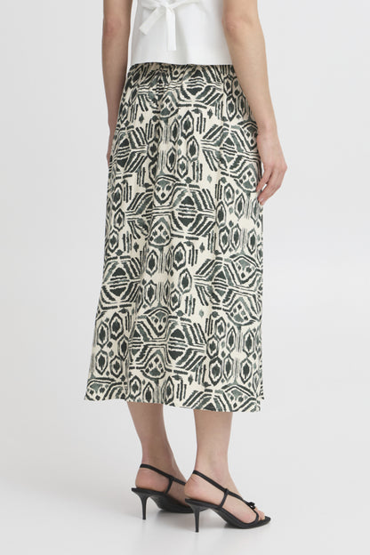 Falda midi, con goma en parte trasera de la cintura y abertura delantera.

Composición; 100% Viscosa (LENZING™ ECOVERO™).

Se recomienda lavar a mano o en lavadora hasta 30º. No usar lejía, planchar suavemente del revés hasta 110º y no usar secadora.