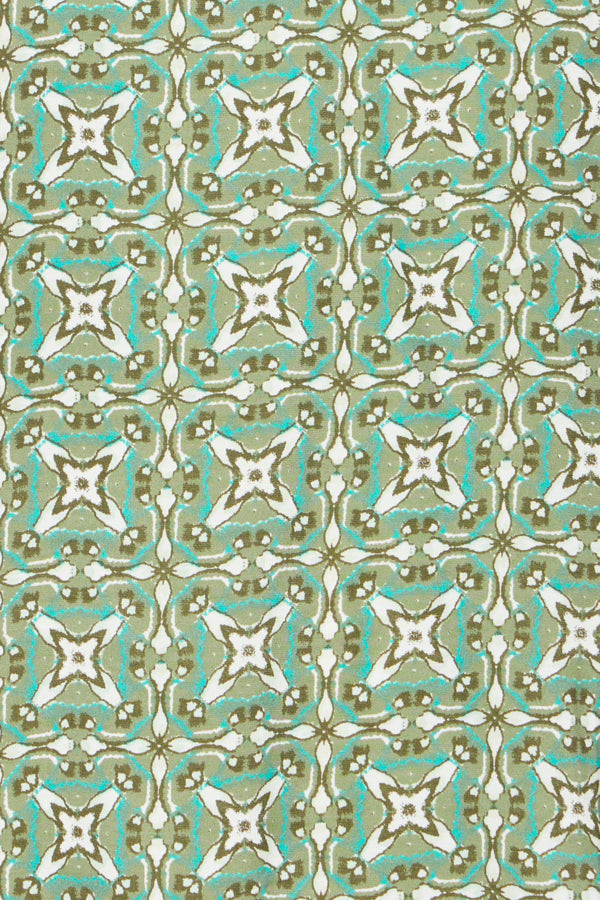 Lencera estampada con estampado haciendo contraste. Tirante regulable.

Composición: 85% Viscosa (LENZING™ ECOVERO™) y 15% Poliamida.

Se recomienda lavar a mano o en lavadora hasta 30º. No usar lejía, planchar suavemente del revés hasta 110º y no usar secadora.