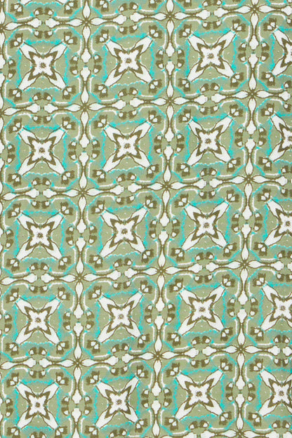 Lencera estampada con estampado haciendo contraste. Tirante regulable.

Composición: 85% Viscosa (LENZING™ ECOVERO™) y 15% Poliamida.

Se recomienda lavar a mano o en lavadora hasta 30º. No usar lejía, planchar suavemente del revés hasta 110º y no usar secadora.