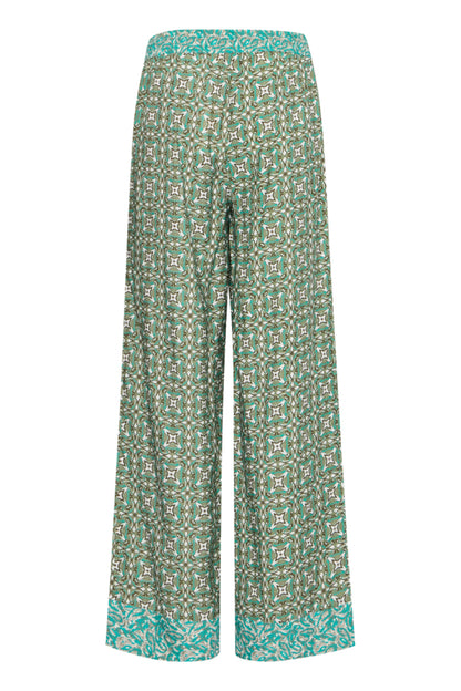 Pantalón ancho con cintura de goma con estampado haciendo contraste y en los bajos.

Composición: 85% Viscosa (LENZING™ ECOVERO™) y 15% Poliamida.

Se recomienda lavar a mano o en lavadora hasta 30º. No usar lejía, planchar suavemente del revés hasta 110º y no usar secadora.