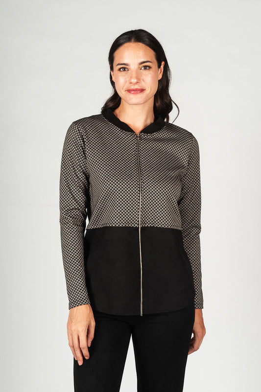 Chaqueta con cierre de cremallera, en dos tejidos.

Composición: 85% Poliéster, 10% Viscosa y 5% Elastano.

Se recomienda lavar a mano o en lavadora hasta 30º. No usar lejía, planchar suavemente del revés hasta 110º y no usar secadora.